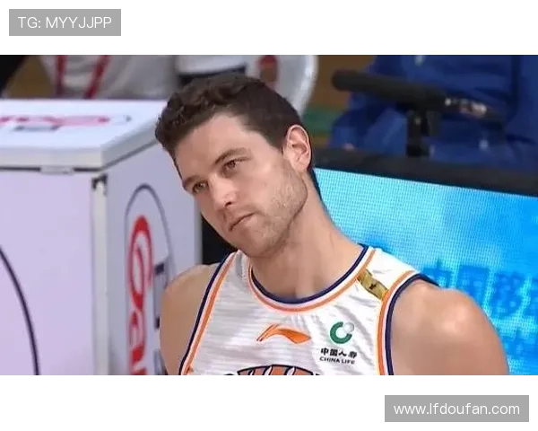 乌戈指挥失误末节崩盘 布罗金顿伤情堪忧 乌戈指挥失误末节崩盘 布罗金顿伤情堪忧